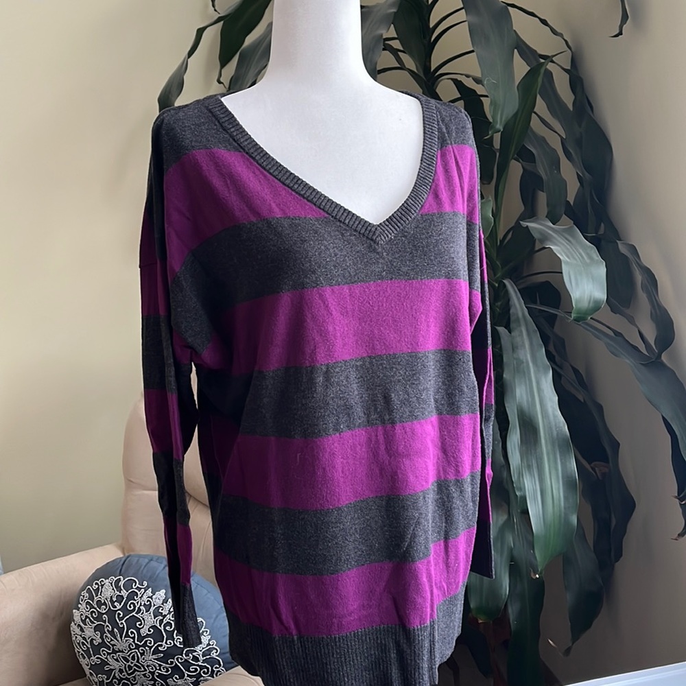 NY&Co V-neck sweater